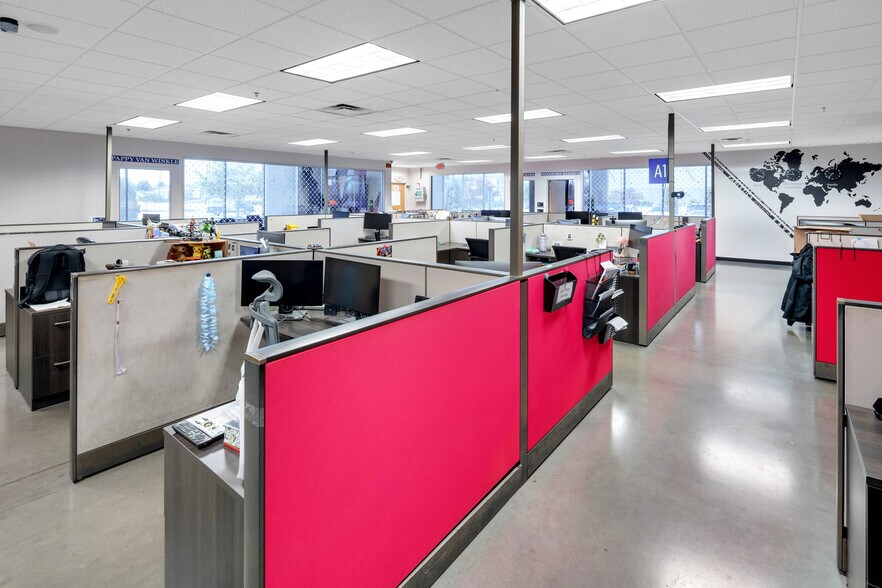 More Photos Of 7865 National Tpke, Louisville Distribution For Lease