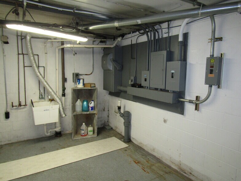 More Photos Of 1532 E Racine St, Janesville General Retail For Lease