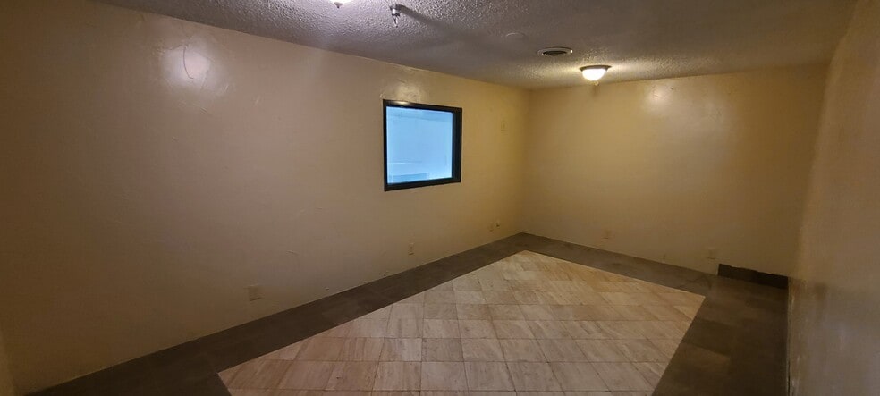 More Photos Of 2120 Vanco Dr, Irving Distribution For Lease