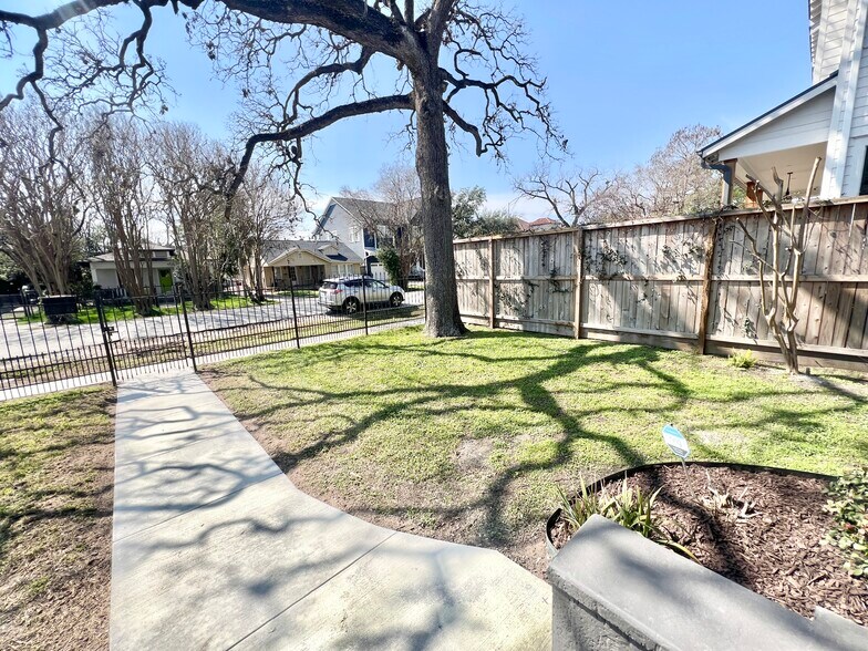 More Photos Of 741 E 9th St, Houston Office Residential For Lease