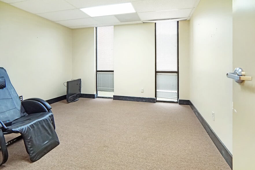 More Photos Of 1560 Commercial Ct, Jonesboro Office For Sale