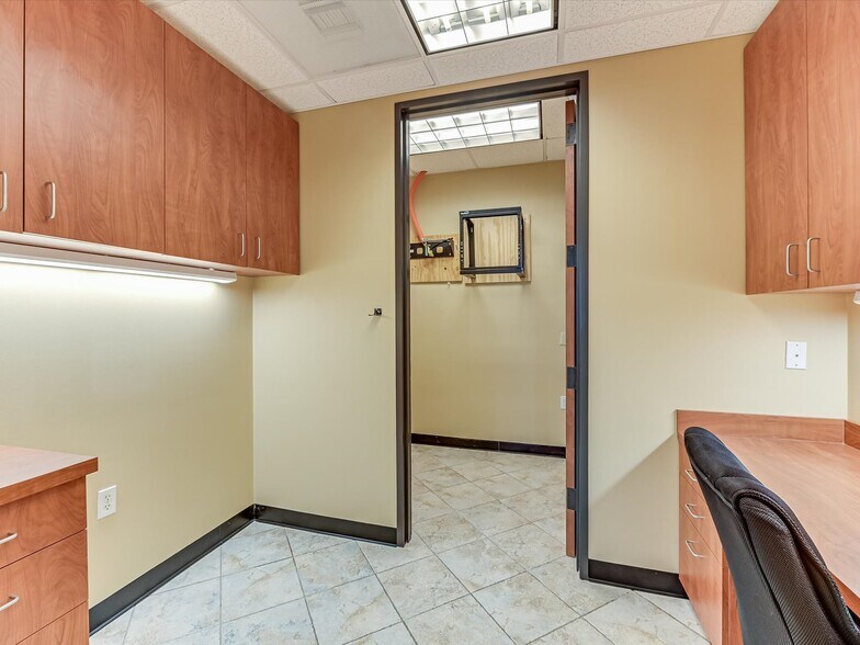 More Photos Of 2806 Flintrock Trace, Lakeway Loft Creative Space For Sale