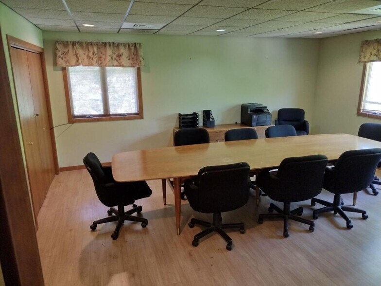 More Photos Of 474 Summit St, Elgin Office For Lease