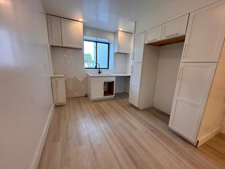 More Photos Of 2709 Westerville Rd, Columbus Light Manufacturing For Sale