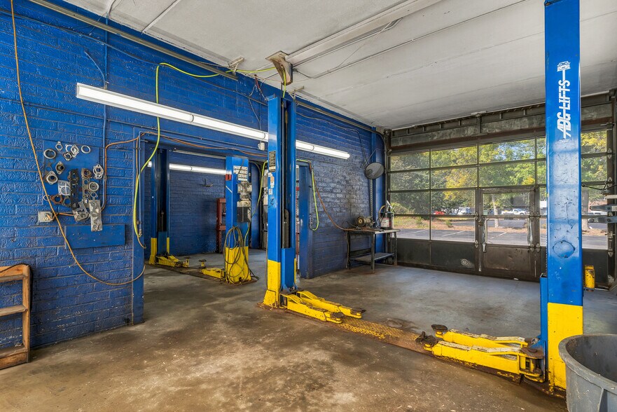 More Photos Of 386 Daniel Webster Hwy, Merrimack Auto Repair For Sale