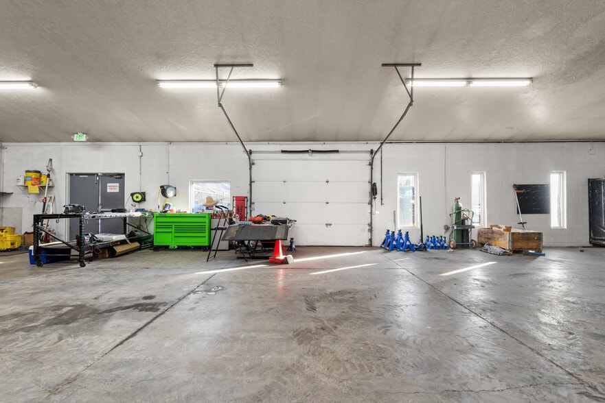 More Photos Of 1299 W State Rd, Pleasant Grove Veterinarian Kennel For Sale