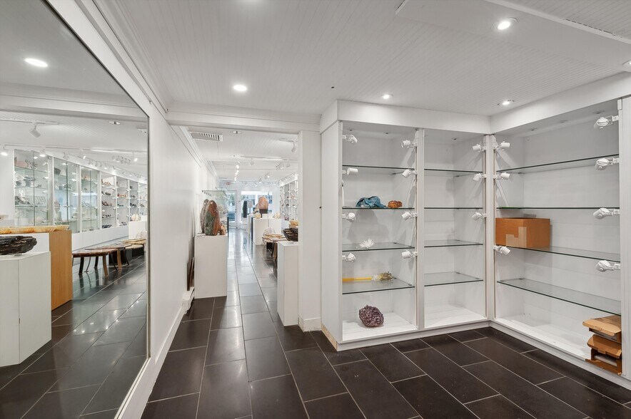 More Photos Of 60 Jobs Ln, Southampton Storefront For Lease