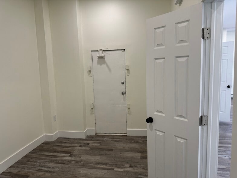 More Photos Of 530 West Side Ave, Jersey City Storefront Retail Residential For Lease