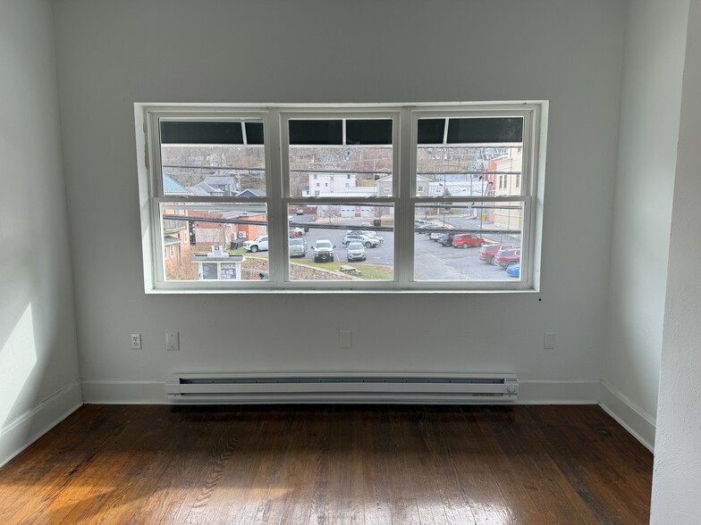 More Photos Of 33 N Washington St, Berkeley Springs Restaurant For Sale