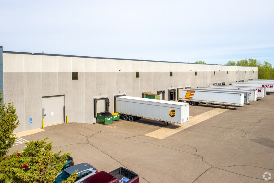 More Photos Of 935 Aldrin Dr, Eagan Distribution For Lease