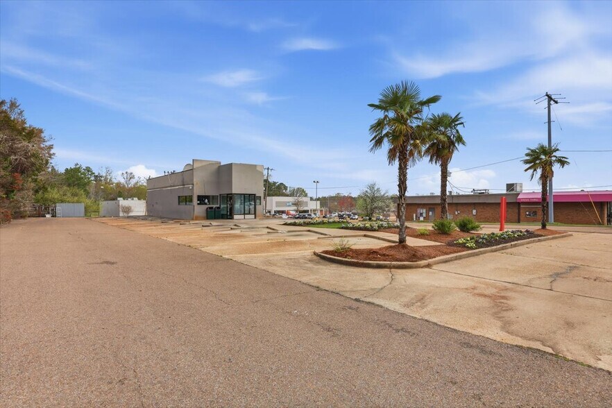 More Photos Of 1900 E County Line Rd, Ridgeland Fast Food For Sale