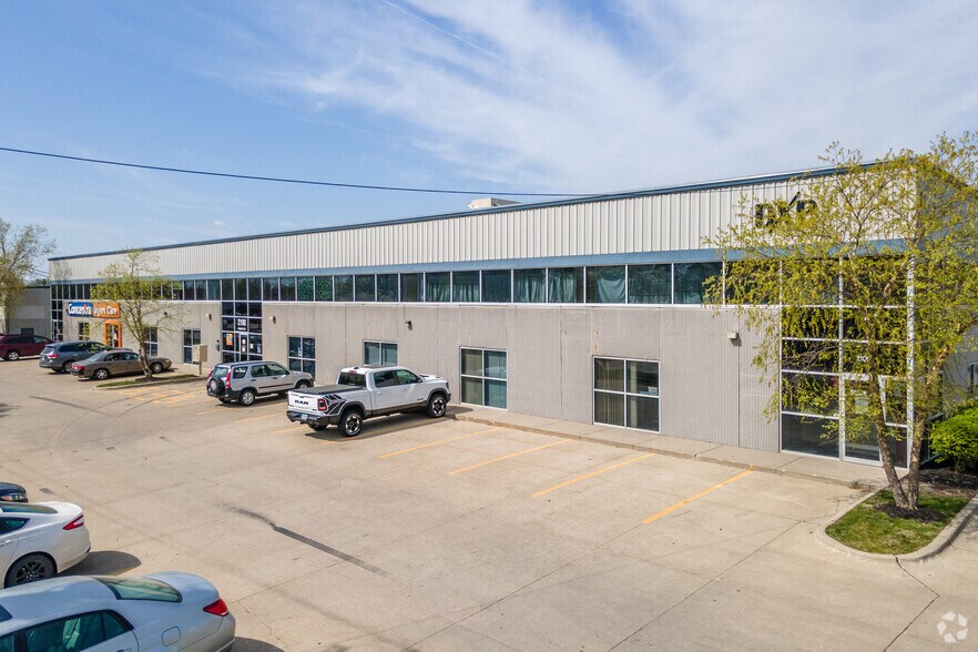 More Photos Of 2100 Dixon St, Des Moines Flex For Lease