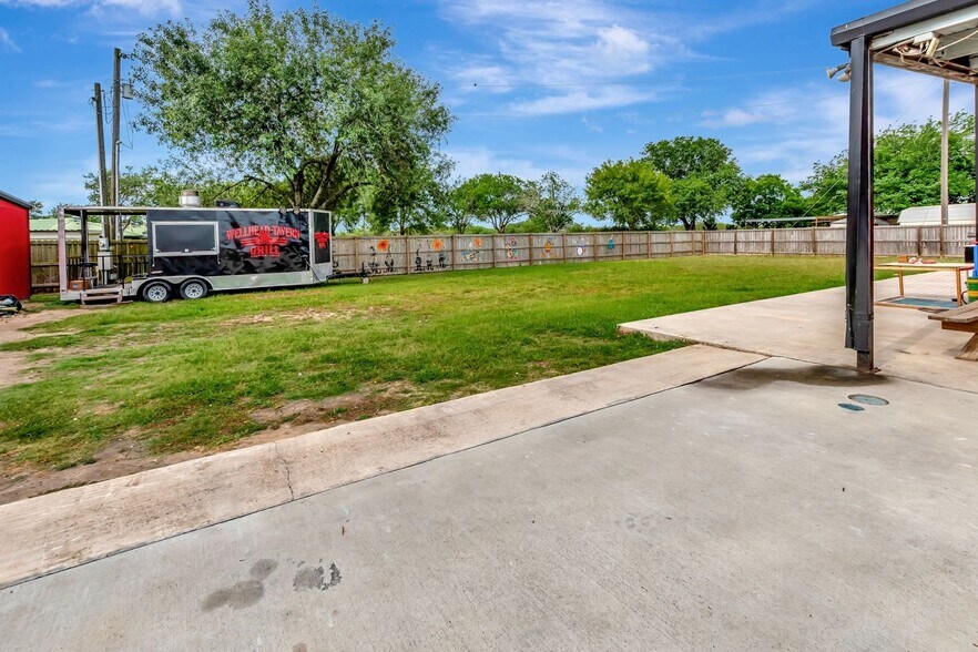 More Photos Of 23404 NW Zac Lentz Pky, Victoria General Retail For Sale