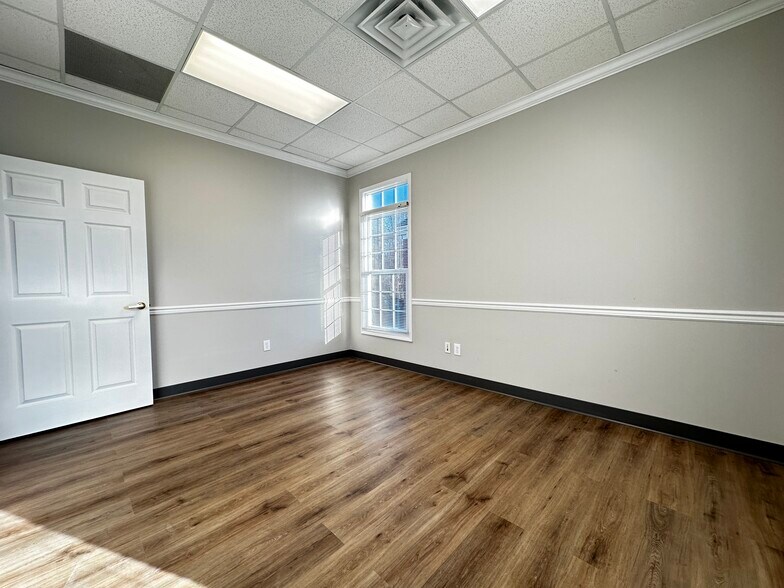 More Photos Of 406 Blankenbaker Pky, Louisville Office For Sale