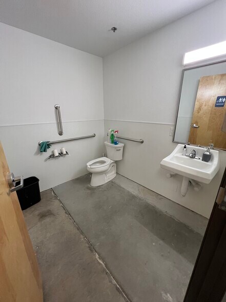 More Photos Of 1375 E Fairview Ave, Meridian Unknown For Lease