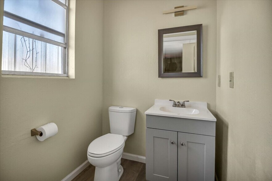 More Photos Of 2131-2143 S Tamiami Trl, Venice Storefront Retail Office For Sale