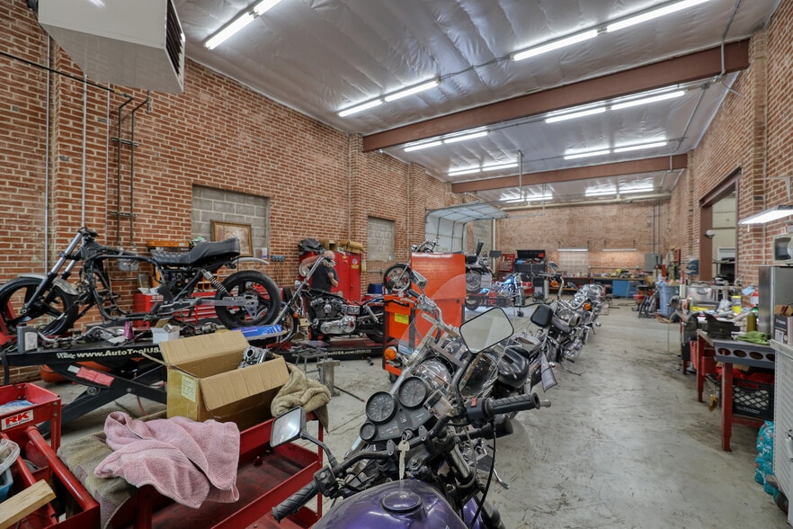 More Photos Of 8213 Gravois Rd, Affton Warehouse For Sale