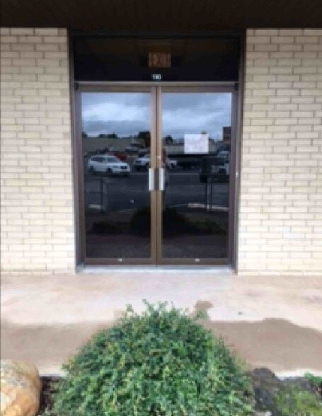 More Photos Of 1214 N Highway 81, Duncan Office For Lease