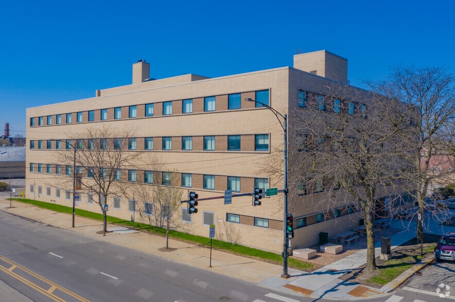 More Photos Of 2401 W Grace St, Chicago Office For Lease