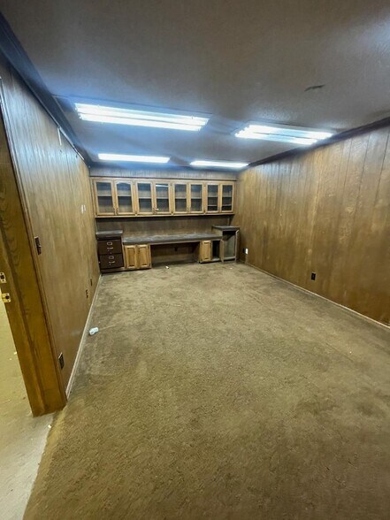 More Photos Of 1315 24th Ave SW, Norman Freestanding For Lease