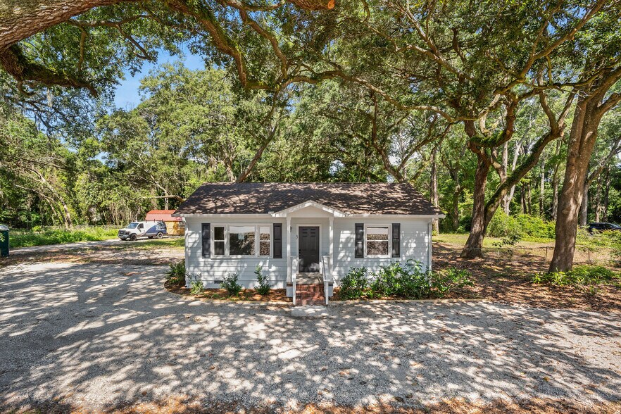 Primary Photo Of 67 Sams Point Rd, Beaufort General Retail For Sale