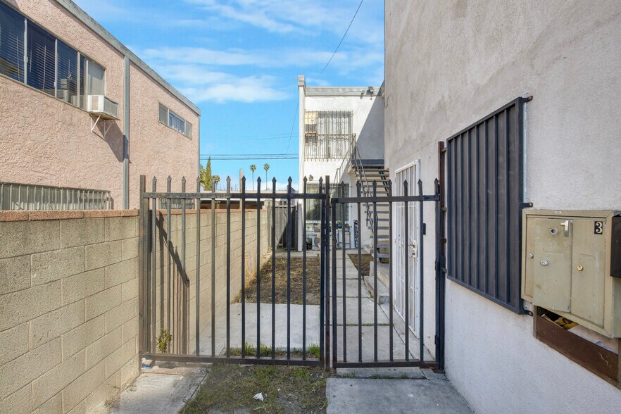 More Photos Of 5447 Blackwelder St, Los Angeles Apartments For Sale