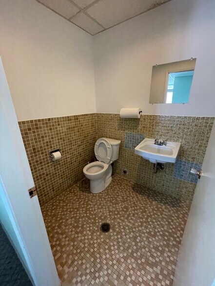 More Photos Of 913-915 Kalamalka Lake Rd, Vernon Office For Lease