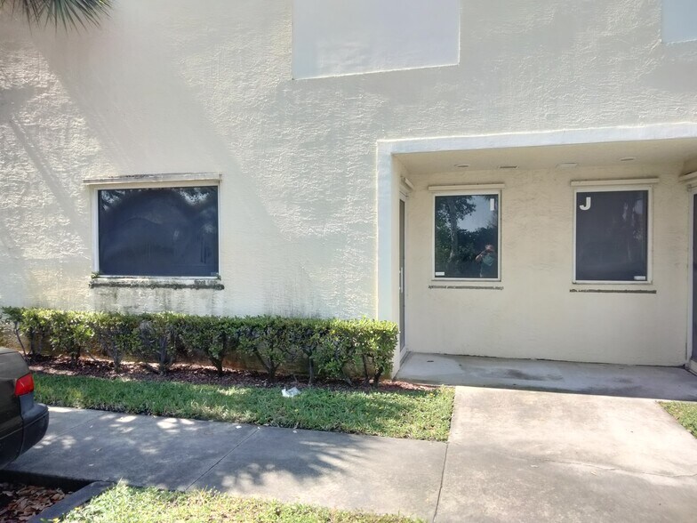 More Photos Of 352 Tall Pines Rd, West Palm Beach Warehouse For Lease