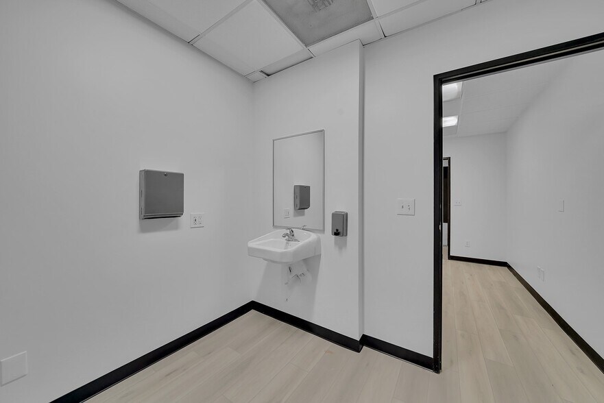 More Photos Of 4667 MacArthur Blvd, Newport Beach Office For Lease