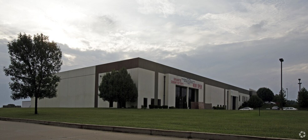 More Photos Of 1300-1308 Rustique Sq, O'Fallon Warehouse For Lease