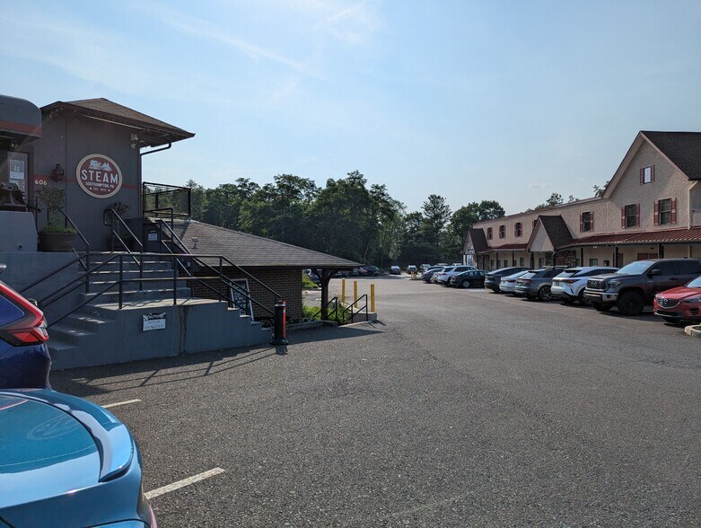 More Photos Of 606 2nd St, Southampton Storefront Retail Office For Lease