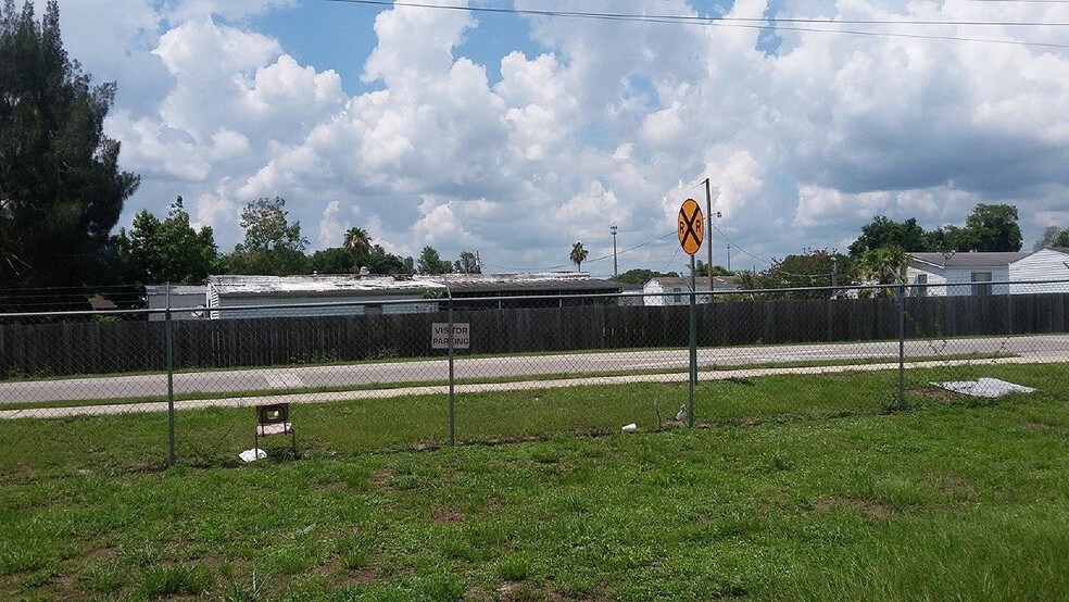 More Photos Of 1401 SW Martin Luther King Jr St, Arcadia General Retail For Lease