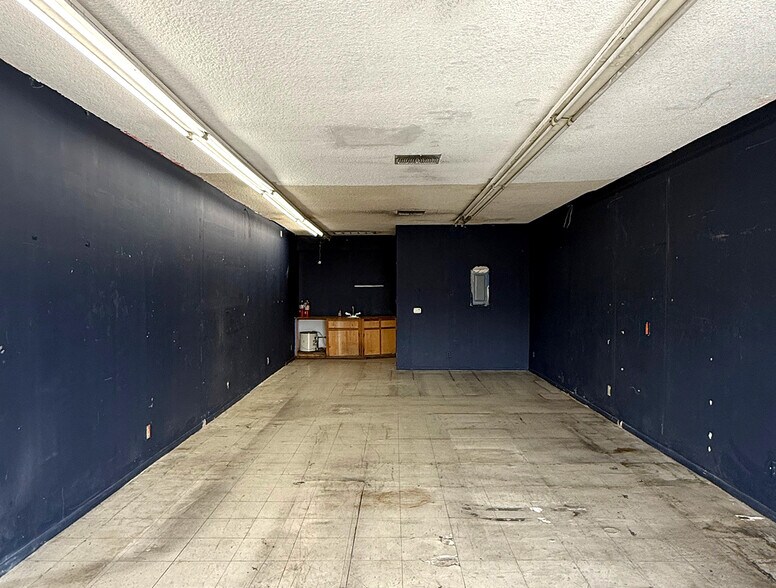 More Photos Of 11723 Saticoy St, North Hollywood Storefront For Lease