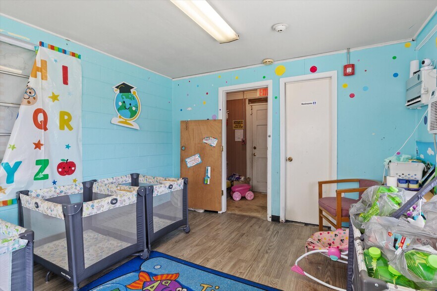 More Photos Of 327 S Adams St, Quincy Daycare Center For Sale