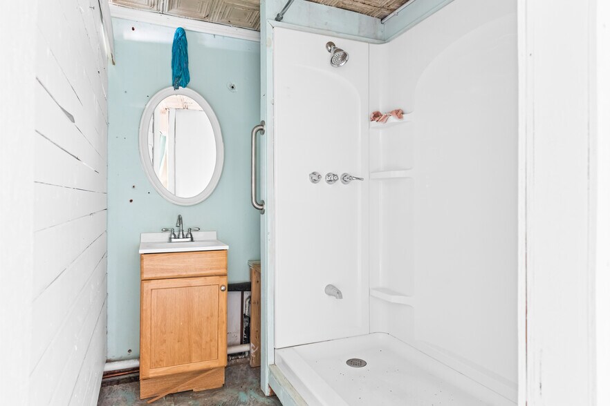 More Photos Of 207 E Elm St, Hillsboro Storefront Retail Residential For Sale