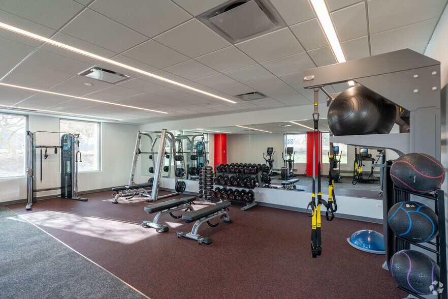 More Photos Of 475-485 Half Day Rd, Lincolnshire Unknown For Lease