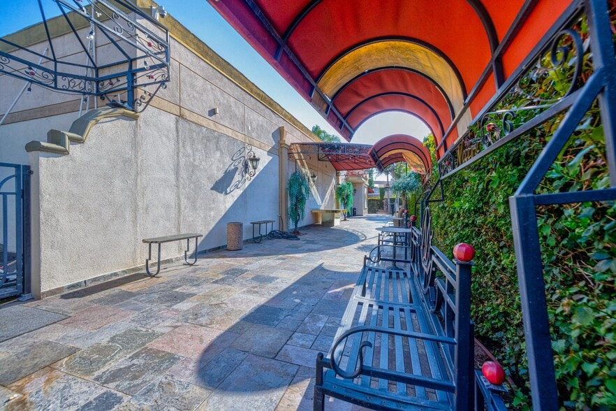 More Photos Of 5075 Hollywood Blvd, Los Angeles Restaurant For Lease