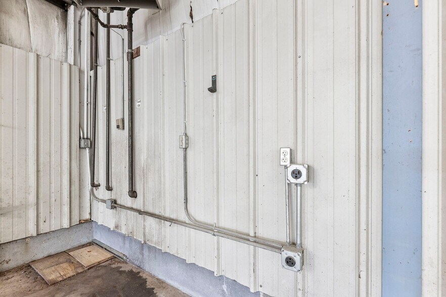 More Photos Of 403 Maple St, Overbrook Industrial For Sale