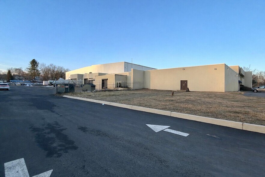 Primary Photo Of 36-60 Industrial pl, Middletown Manufacturing For Lease