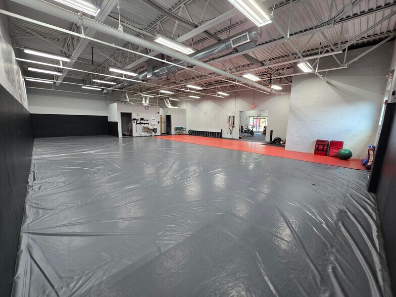 More Photos Of 1020 Industrial Blvd, Southampton Warehouse For Lease