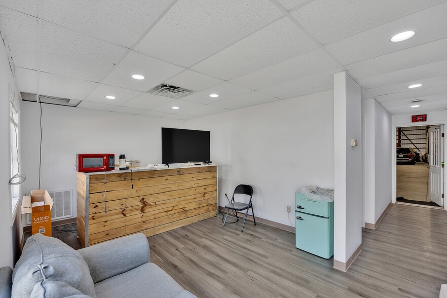 More Photos Of 3548 Cumberland Rd, Cumberland Warehouse For Sale