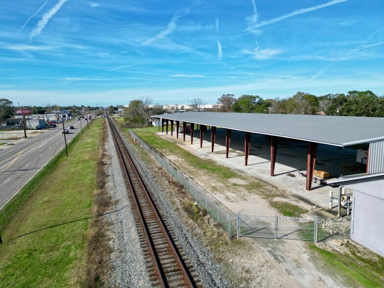 More Photos Of 1050 Detroit Ave, Nederland Distribution For Lease