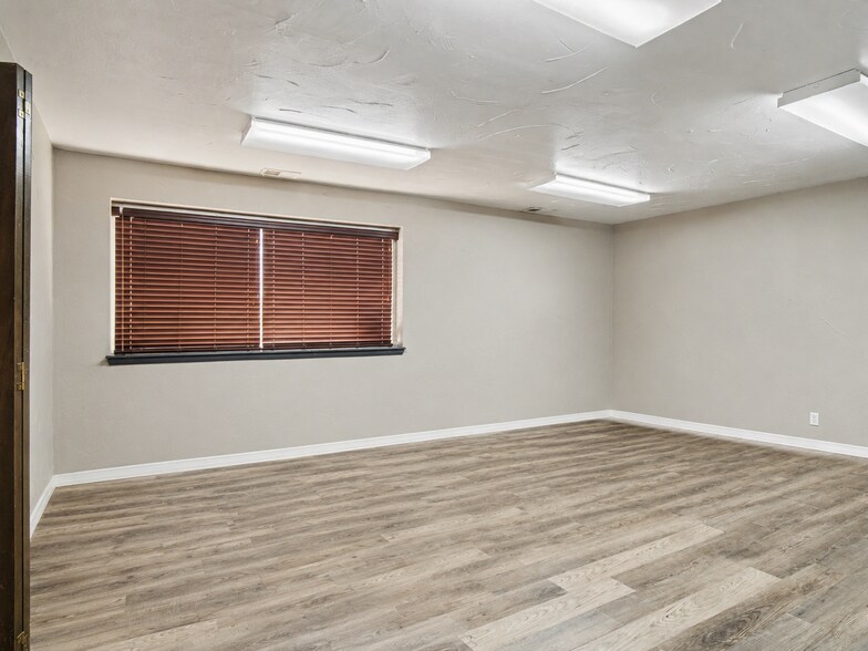 More Photos Of 400 N Macarthur Blvd, Oklahoma City Warehouse For Sale