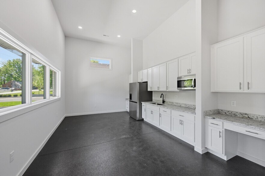 More Photos Of 136 Shivel Dr, Hendersonville Showroom For Sale