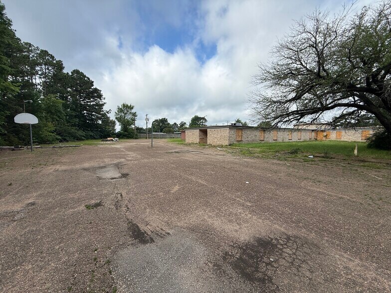 More Photos Of 2901 County 2347 rd, Tyler Dormitory For Sale