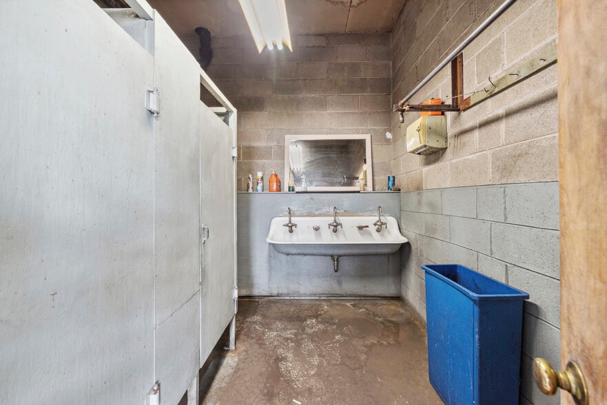 More Photos Of 3957 N Normandy Ave, Chicago Manufacturing For Sale