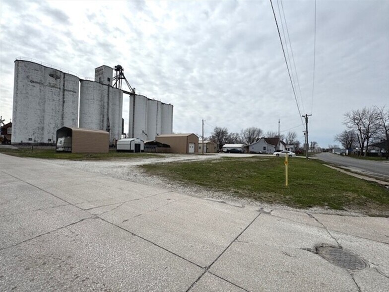 More Photos Of 315 E Maple St, Shelbina Industrial For Sale