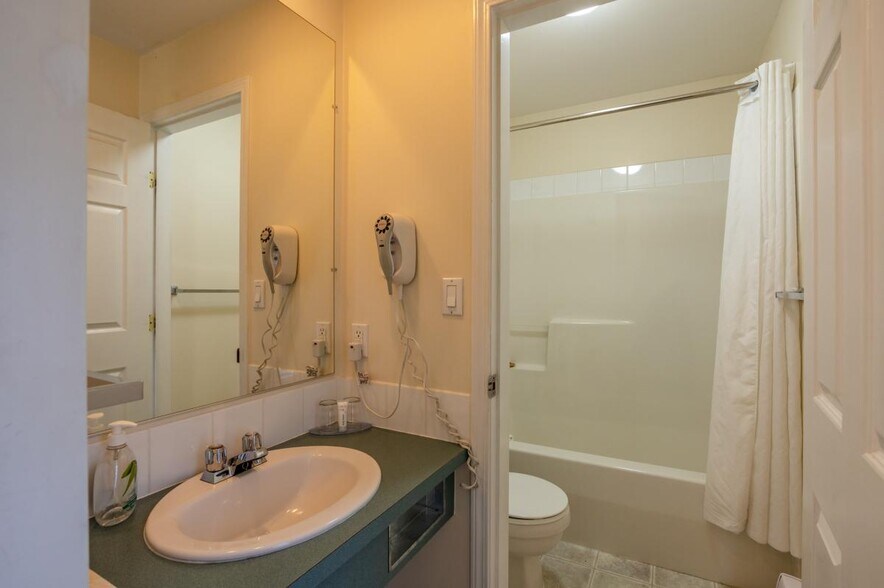 More Photos Of 6203 Willow Av, Summerland Hotel For Sale