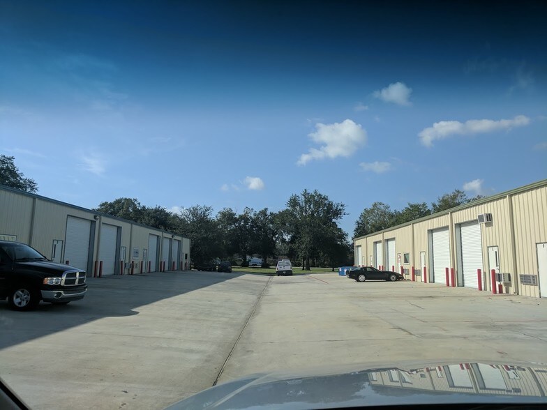 More Photos Of 2290 Dickinson Ave, League City Warehouse For Lease