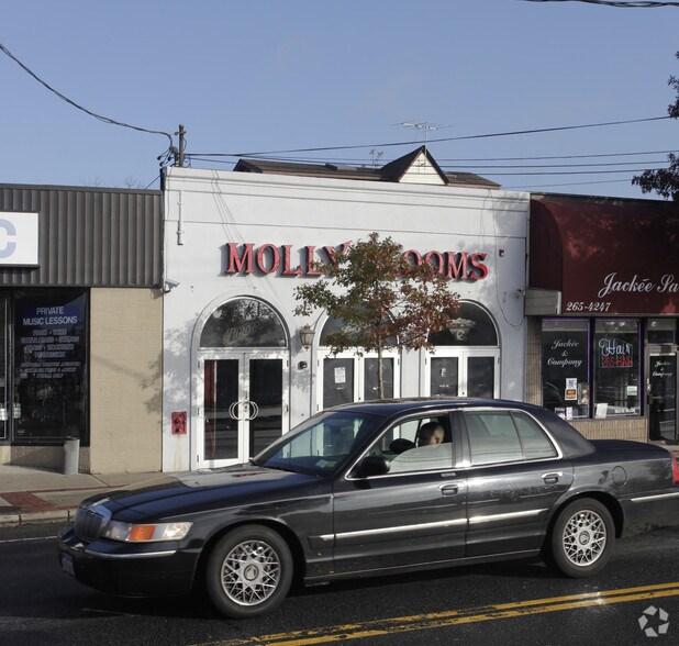 More Photos Of 43 E Main St, Smithtown Bar For Lease